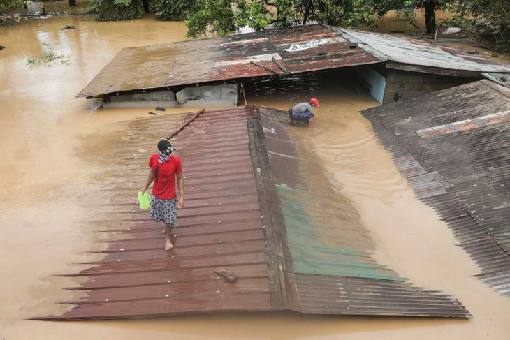 Bão Vamco quét qua Philippines, 26 người chết, lũ nhấn chìm hàng chục ngàn ngôi nhà - Ảnh 1.