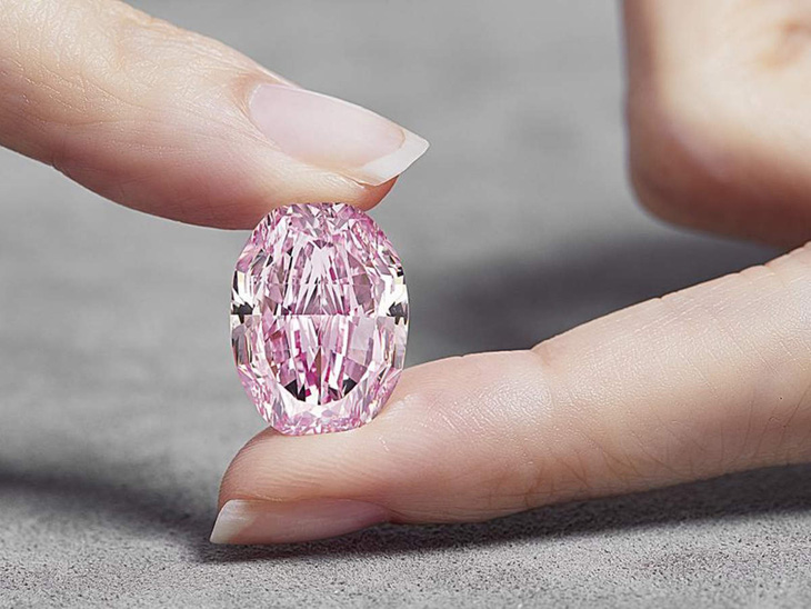 Viên kim cương hồng quý hiếm được bán với giá 26,6 triệu USD - Ảnh 1.