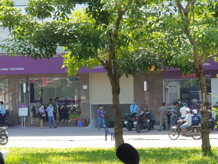 Bắt nóng nghi phạm tẩm xăng cướp ngân hàng TPBank ở Bình Tân - Ảnh 4.
