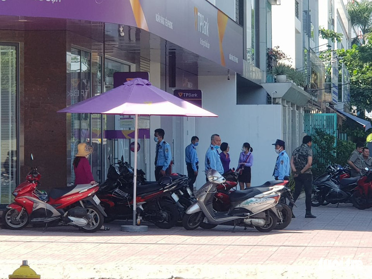 Bắt nóng nghi phạm tẩm xăng cướp ngân hàng TPBank ở Bình Tân - Ảnh 1.