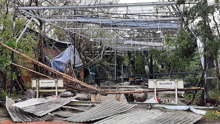 Cận cảnh sóng bão đánh vỡ tan hoang đường ở Đà Nẵng - Ảnh 4.