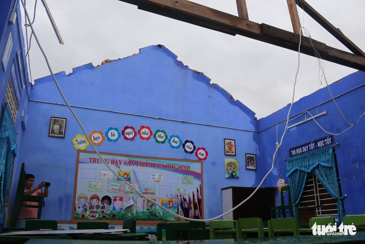 Gió bão tốc mái hàng loạt trường học, nhà dân ở Huế - Ảnh 4.