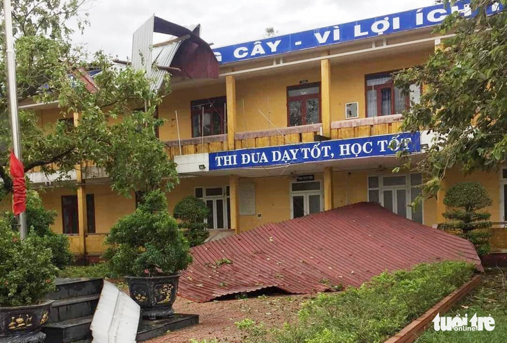Gió bão tốc mái hàng loạt trường học, nhà dân ở Huế - Ảnh 1.