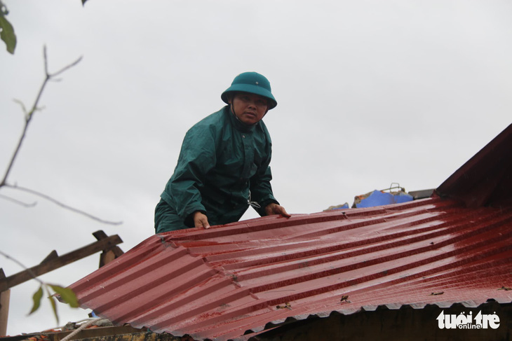 Gió bão tốc mái hàng loạt trường học, nhà dân ở Huế - Ảnh 5.