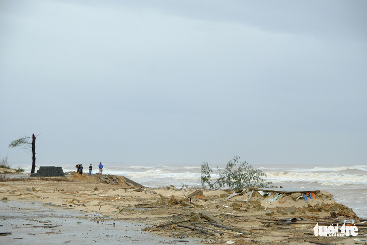 Sạt lở hàng chục kilômet dọc biển Quảng Trị sau bão Vamco - Ảnh 14.