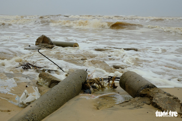 Sạt lở hàng chục kilômet dọc biển Quảng Trị sau bão Vamco - Ảnh 4.
