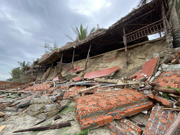 Sóng lớn nuốt chửng bờ biển An Bàng, hàng loạt nhà hàng bị sụt lún, đổ vùi - Ảnh 1.