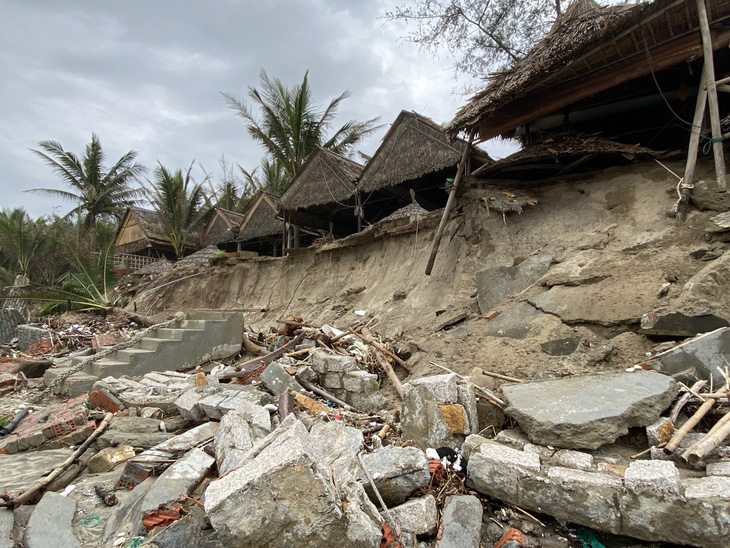 Sóng lớn nuốt chửng bờ biển An Bàng, hàng loạt nhà hàng bị sụt lún, đổ vùi - Ảnh 3.