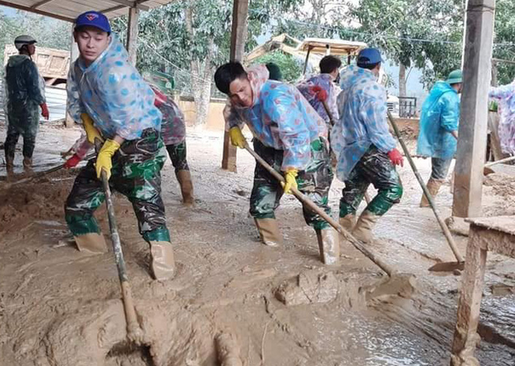 Sau gần một tháng bị đất đá vùi lấp, trường Hướng Việt đón trò trở lại - Ảnh 2.