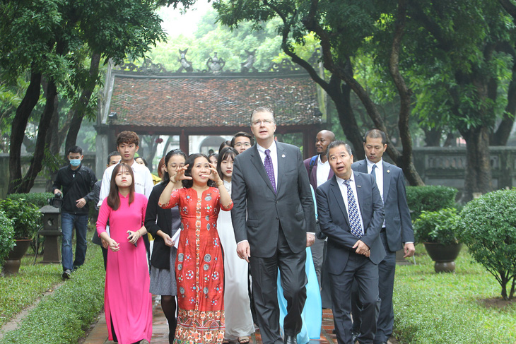 Đại sứ Mỹ Kritenbrink thăm Văn Miếu, tưởng niệm danh nhân Chu Văn An - Ảnh 1.