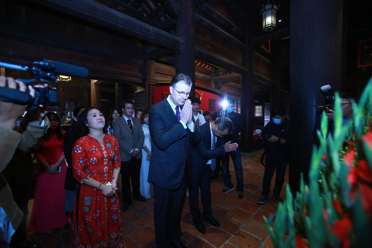 Đại sứ Mỹ Kritenbrink thăm Văn Miếu, tưởng niệm danh nhân Chu Văn An - Ảnh 2.