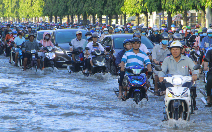 Cần Thơ ngập nặng, xe kẹt cứng hàng cây số