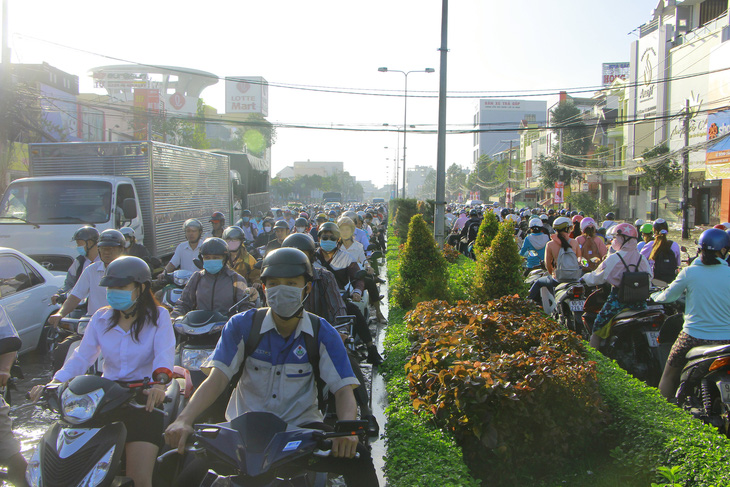 Cần Thơ ngập nặng, xe kẹt cứng hàng cây số - Ảnh 6.