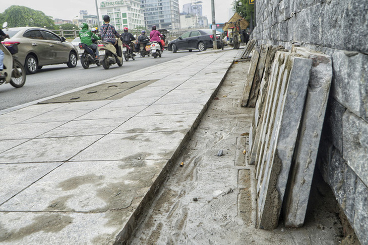 Vỉa hè lát đá độ bền 70 năm ở Hà Nội mới 3 năm đã nứt vỡ - Ảnh 6.