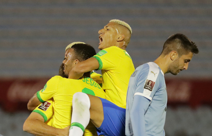 Suarez vắng mặt, Cavani thẻ đỏ, Uruguay thua Brazil 0-2 - Ảnh 2.