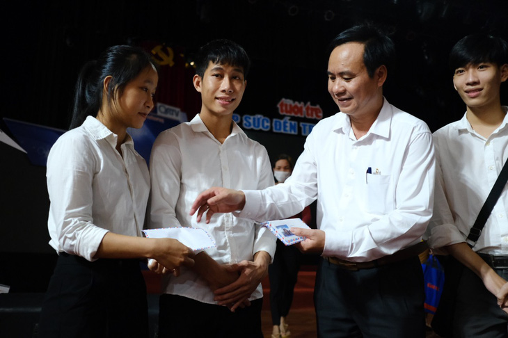 132 tân sinh viên nghèo Quảng Trị bớt lo khi lên giảng đường - Ảnh 5.