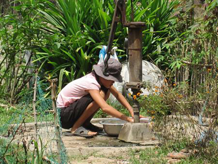 Biến nước giếng khoan thành nước sạch ăn uống - Ảnh 1.