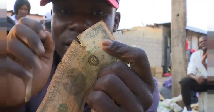 Thợ sửa tiền - cứu tinh cho những đồng USD rách tại Zimbabwe - Ảnh 1.