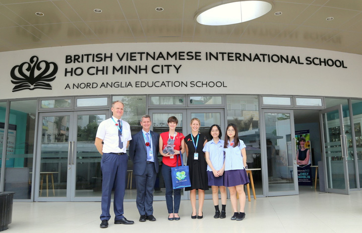 Tổng lãnh sự Vương quốc Anh ghé thăm Trường Quốc Tế Anh Việt BVIS TP.HCM - Ảnh 1.