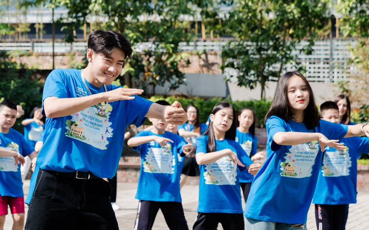 Video Quang Đăng với vũ điệu vì một Việt Nam xanh sạch hơn