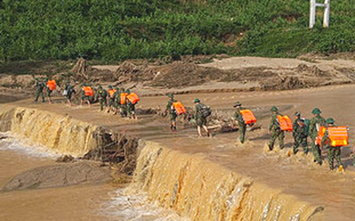 50 cán bộ chiến sĩ vượt suối tràn vào Phước Lộc tìm người mất tích