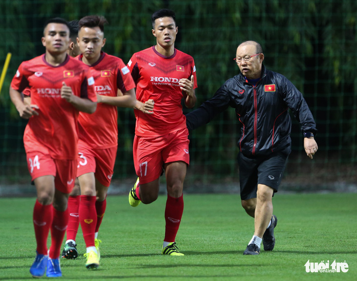 Cày ải ở V-League, cầu thủ U22 Việt Nam gặp khó trong ngày đầu tập luyện - Ảnh 4.