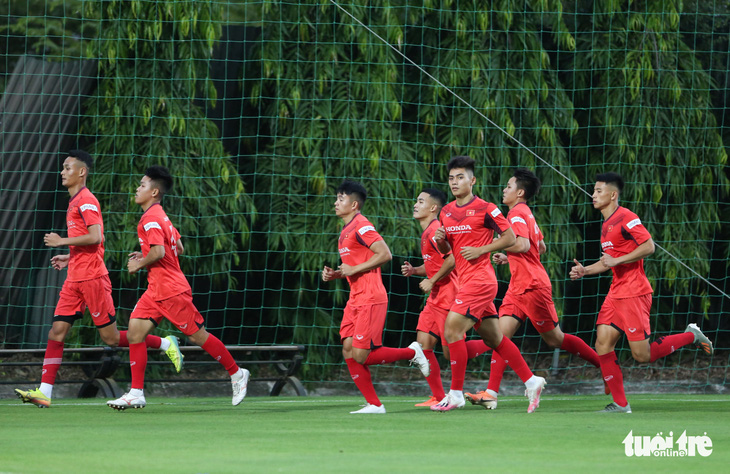 Cày ải ở V-League, cầu thủ U22 Việt Nam gặp khó trong ngày đầu tập luyện - Ảnh 3.