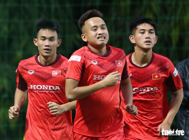 Cày ải ở V-League, cầu thủ U22 Việt Nam gặp khó trong ngày đầu tập luyện - Ảnh 5.