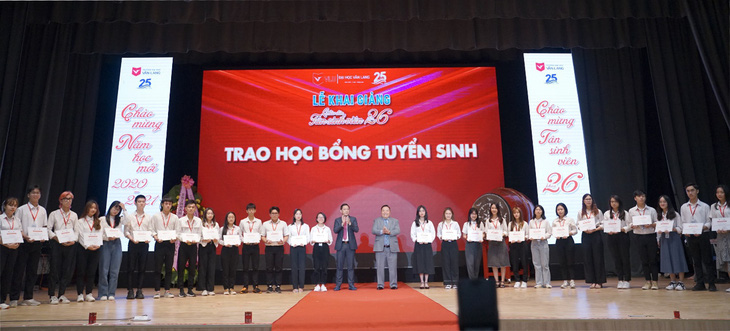 Đại học Văn Lang trao 10 tỷ đồng học bổng cho tân sinh viên trong lễ khai giảng năm 2020 - Ảnh 2.