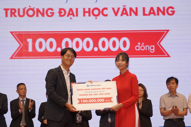 Đại học Văn Lang trao 10 tỷ đồng học bổng cho tân sinh viên trong lễ khai giảng năm 2020 - Ảnh 3.