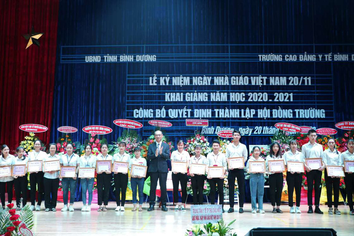 Công ty Rohto-Mentholatum (Việt Nam) trao nhiều học bổng vì cộng đồng - Ảnh 1.
