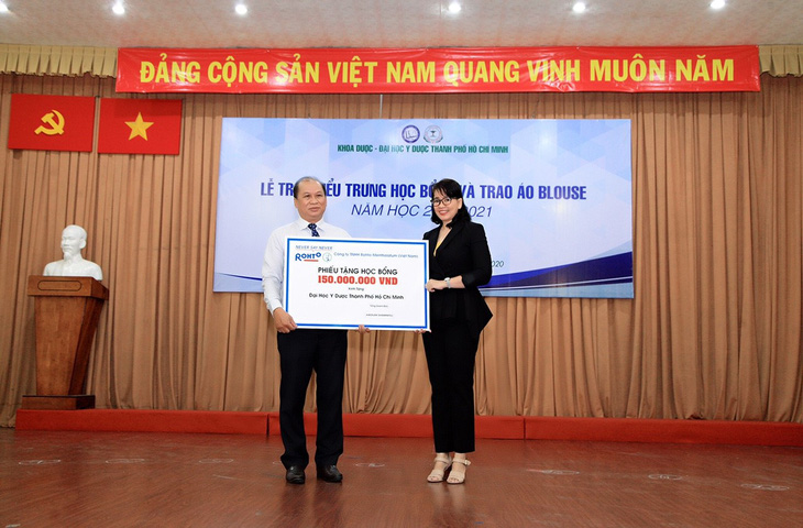 Công ty Rohto-Mentholatum (Việt Nam) trao nhiều học bổng vì cộng đồng - Ảnh 2.