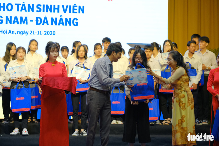 Tiếp sức 150 tân sinh viên nghèo Quảng Nam - Đà Nẵng đến trường - Ảnh 2.