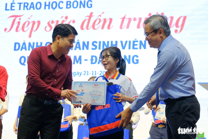 Tiếp sức 150 tân sinh viên nghèo Quảng Nam - Đà Nẵng đến trường - Ảnh 1.