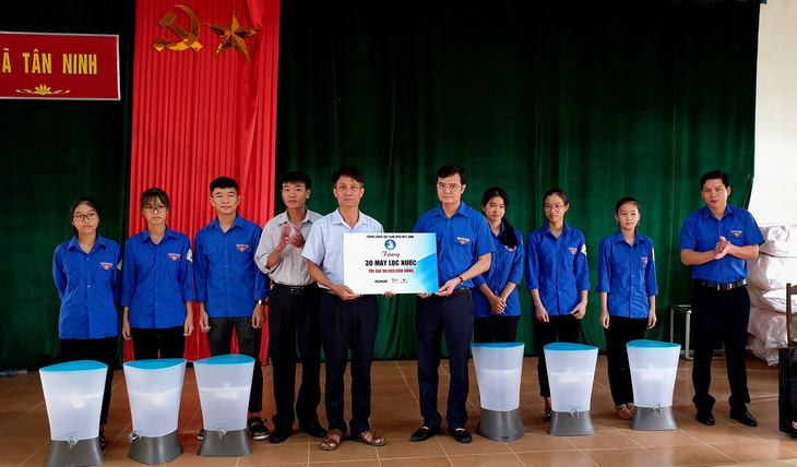 Trung ương Đoàn tặng 100 máy lọc nước cho người dân vùng lũ Quảng Bình - Ảnh 1.