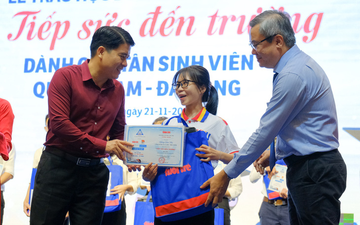Tiếp sức 150 tân sinh viên nghèo Quảng Nam - Đà Nẵng đến trường