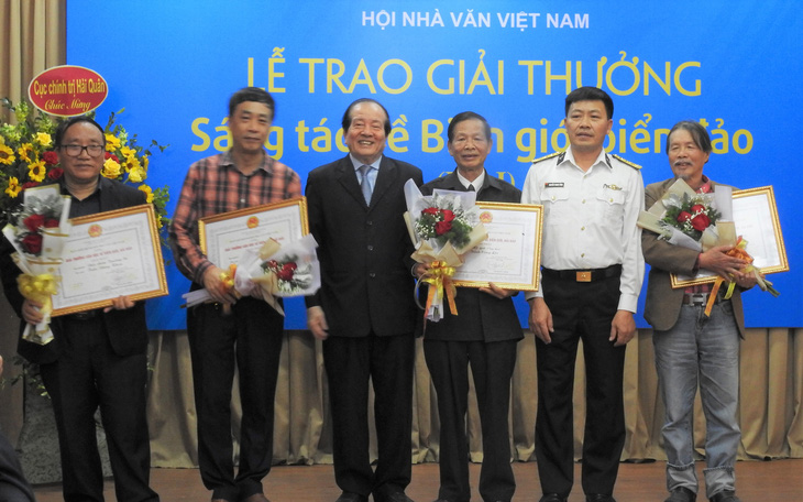 ‘Mình và họ’ của Nguyễn Bình Phương được trao giải nhất, ông Hữu Thỉnh từ chối giải thưởng