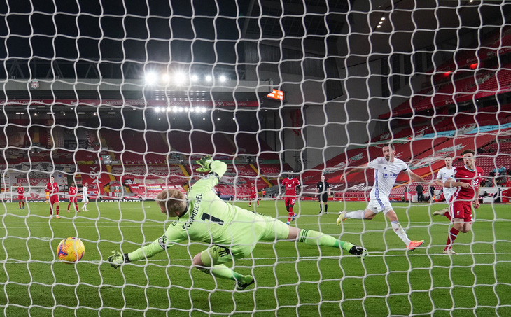 Johnny Evans đốt lưới nhà, Liverpool thắng dễ Leicester City - Ảnh 3.