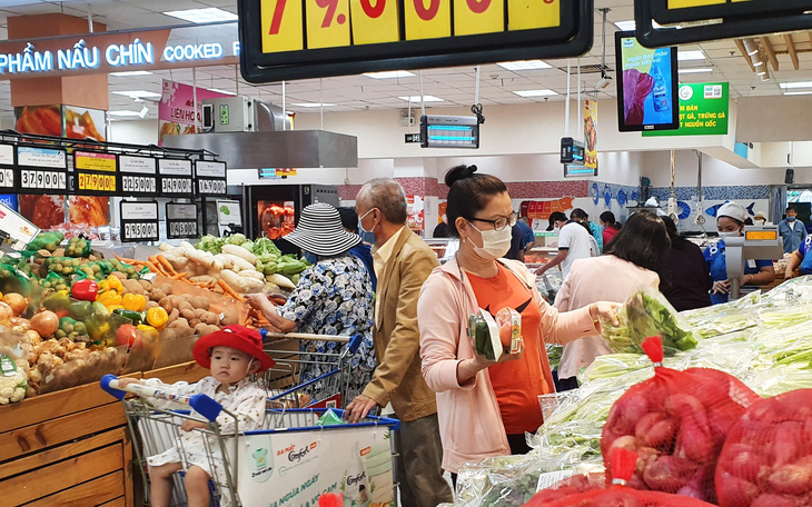 Người Sài Gòn tranh thủ ngày đầu tuần đi siêu thị mua hàng khuyến mãi