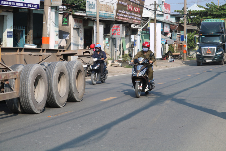 Tiếp tục cấm xe tải đi đường Nguyễn Duy Trinh, quận 9 vào buổi trưa - Ảnh 1.