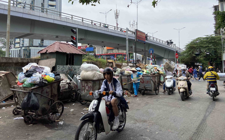 Sống bên núi rác - Ảnh 1.