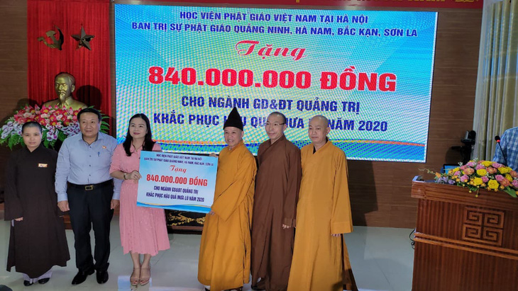 Tăng ni, Phật tử quyên góp hơn 100 tỉ đồng gửi giúp đồng bào miền Trung - Ảnh 1.