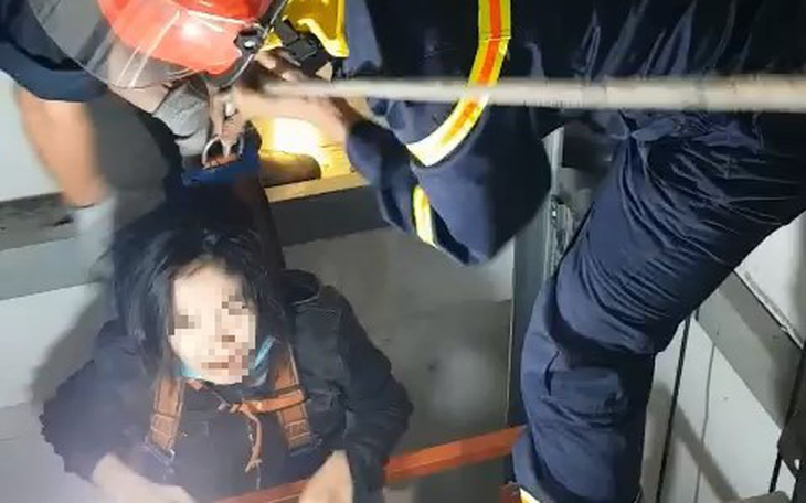 Giải cứu cô gái mắc kẹt trong thang máy bị rơi