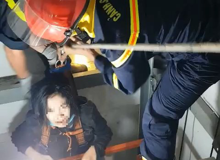 Giải cứu cô gái mắc kẹt trong thang máy bị rơi - Ảnh 2.