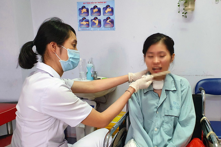 Cô gái ngộ độc patê Minh Chay xuất viện sau hơn 100 ngày điều trị - Ảnh 1.
