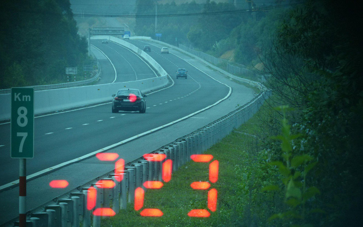 Chạy xe BMW tốc độ 223km/h trên cao tốc vì 