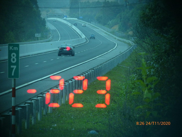 Chạy xe BMW tốc độ 223km/h trên cao tốc vì vội đi ăn cưới và thấy đường đẹp - Ảnh 1.