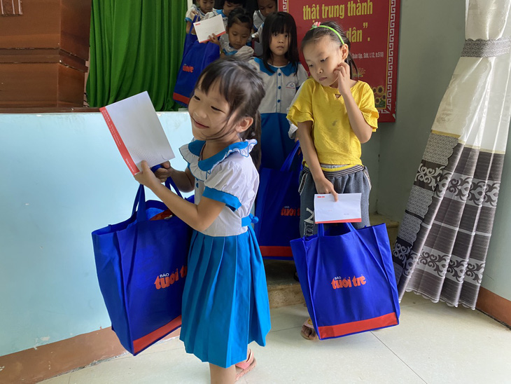 Quà Tiếp sức đến trường đến với học sinh, giáo viên vùng bão lũ Quảng Nam - Ảnh 3.