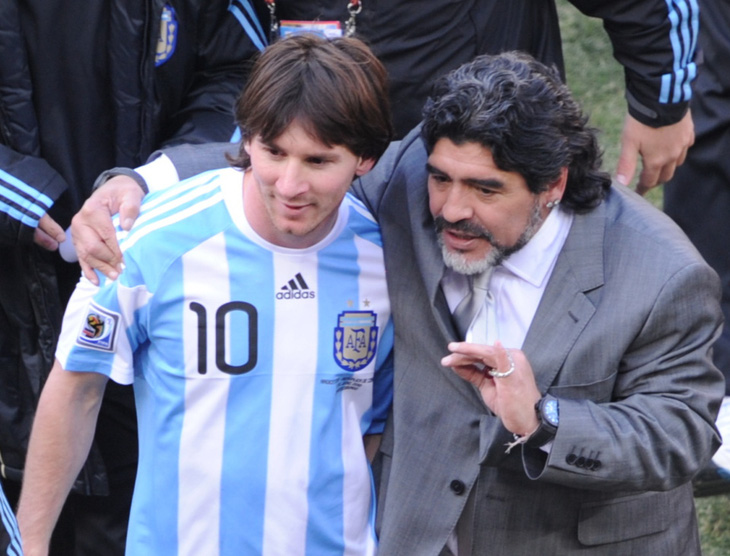 Pele hẹn Maradona chơi bóng ở thiên đường, Messi và thế giới tiếc thương - Ảnh 2.