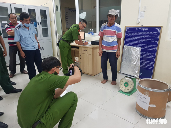 Bắt 3 nghi phạm vận chuyển gần 31kg nghi là ma túy từ Campuchia về Việt Nam - Ảnh 1.